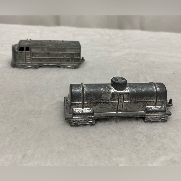 midgetoy vintage metal toy train Lot Of 2 Train Cars - Picture 11 of 16